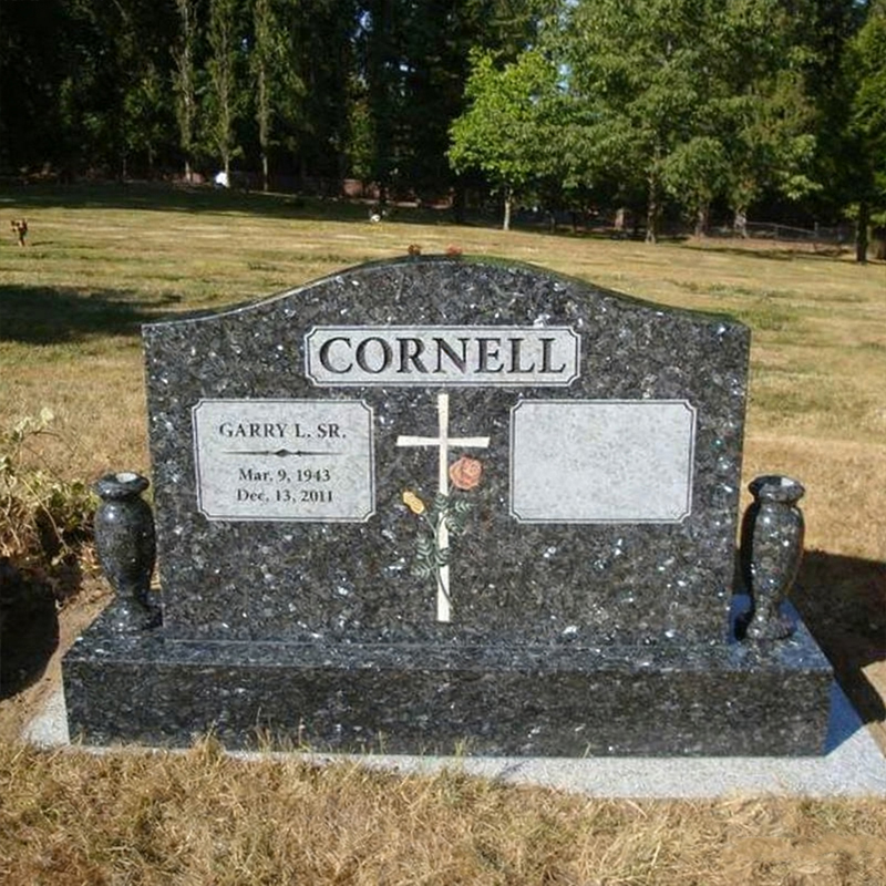 Bia mộ đồng hành bằng đá granite có hoa văn hình chữ thập