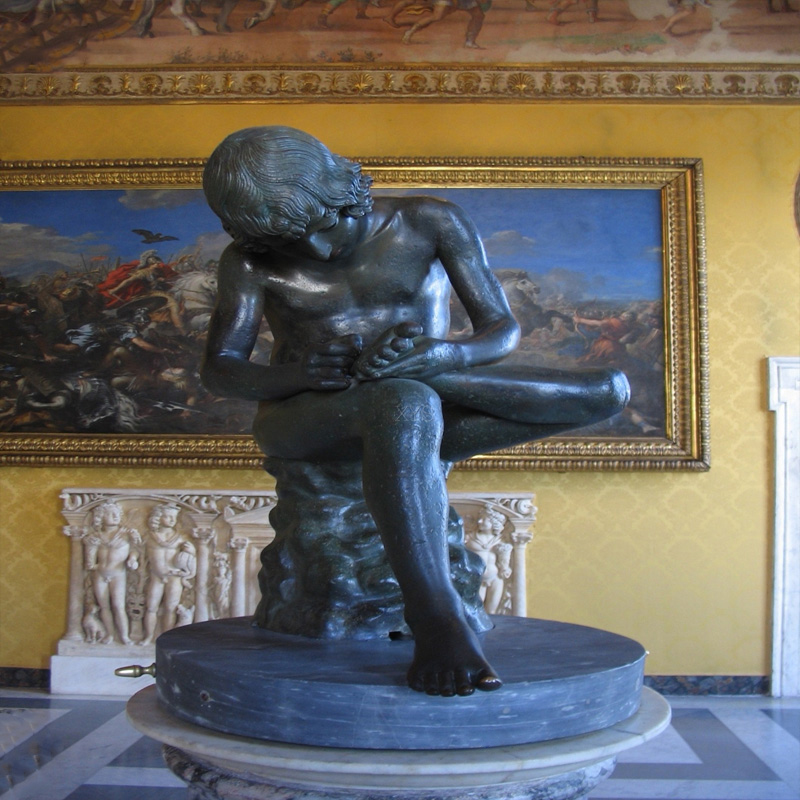 Tác phẩm điêu khắc con người bằng đá cẩm thạch ngoài trời bền bỉ về cậu bé rút gai từ chân, thiết kế châu Âu